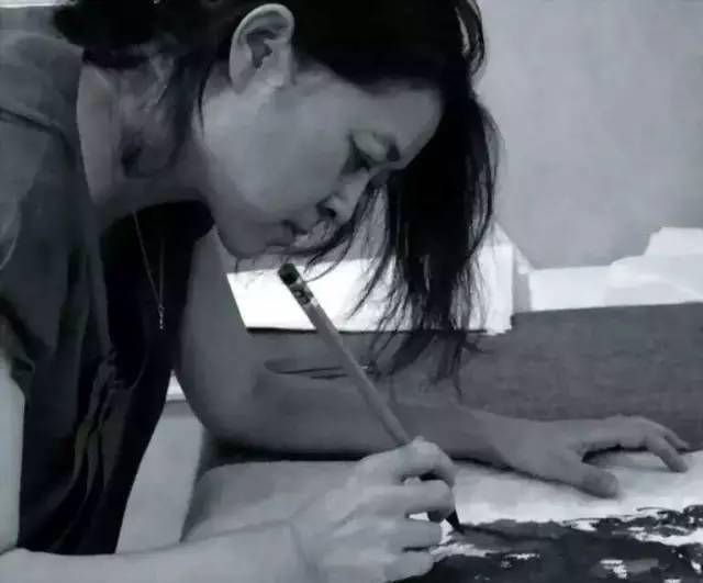 年过半百的倪萍凭啥能翻红倪萍世界以痛吻我而我报之以歌