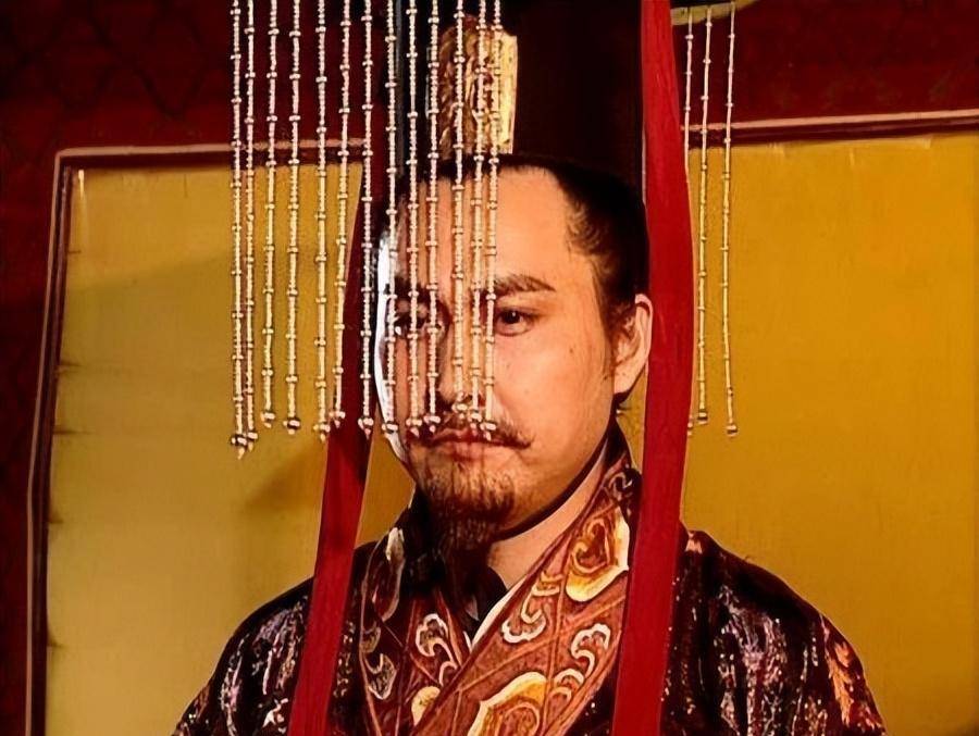 允许他在其封地继续穿汉朝皇帝的服饰,还可以建立汉室宗庙以祭祀祖先.