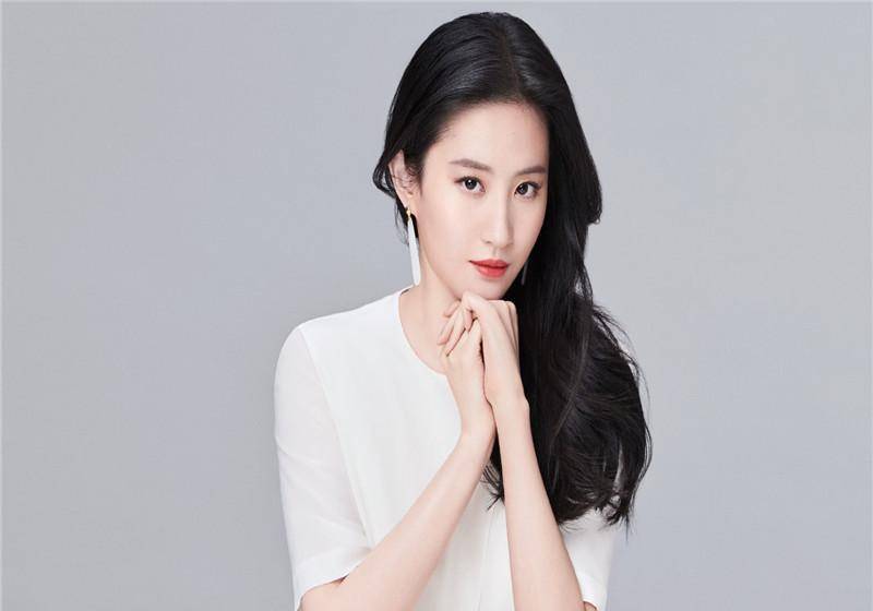 刘亦菲臭美被拍自嘲台前幕后状态满分皮肤细腻令人羡慕