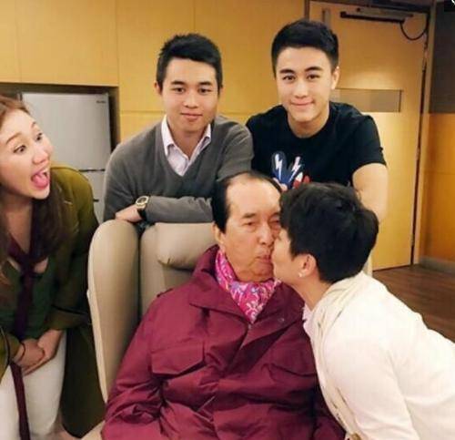 原创看到赌王四房家俩千金也不能晚生娃超盈脖子直不起超欣眼没神