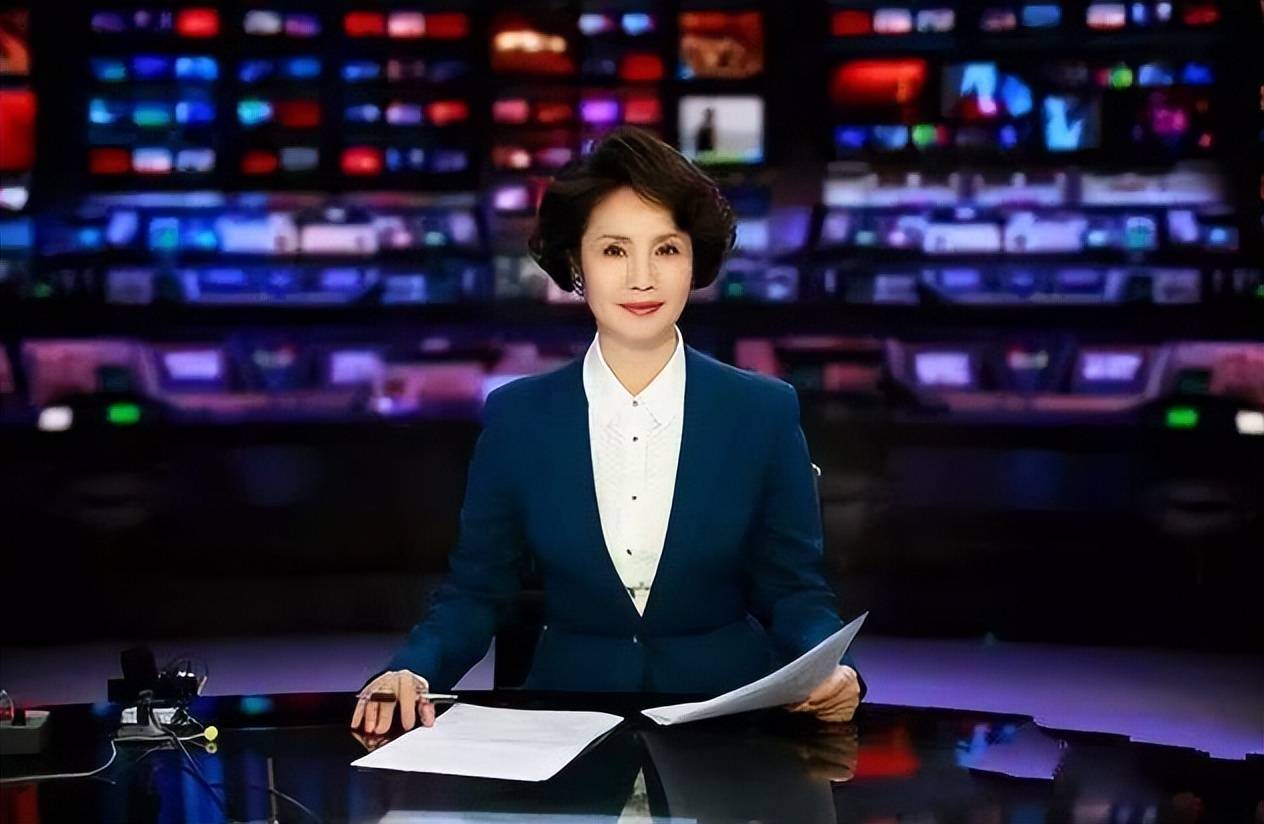 央视新闻主持人要背稿子吗(中央新闻联播的主持人需要背稿么)