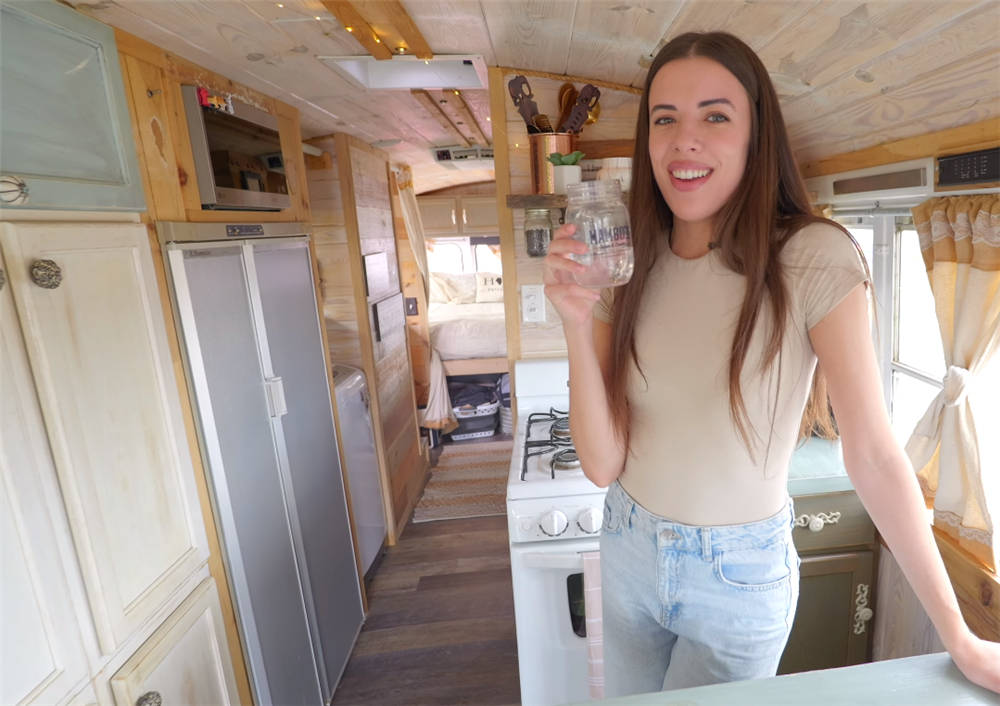 80后夫妻低价买"废车"来住,26㎡太逼仄,两人却一