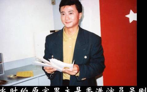 当初这个吕刚的戏剧演员小有名气,因此深受导演的喜欢,他长相很俊俏