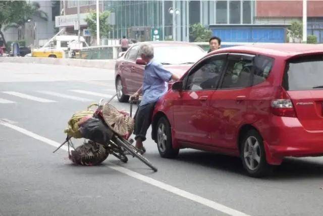 然后故意走到旁边,然后再把脚伸进汽车轮胎下面,故意让你开车压过它的