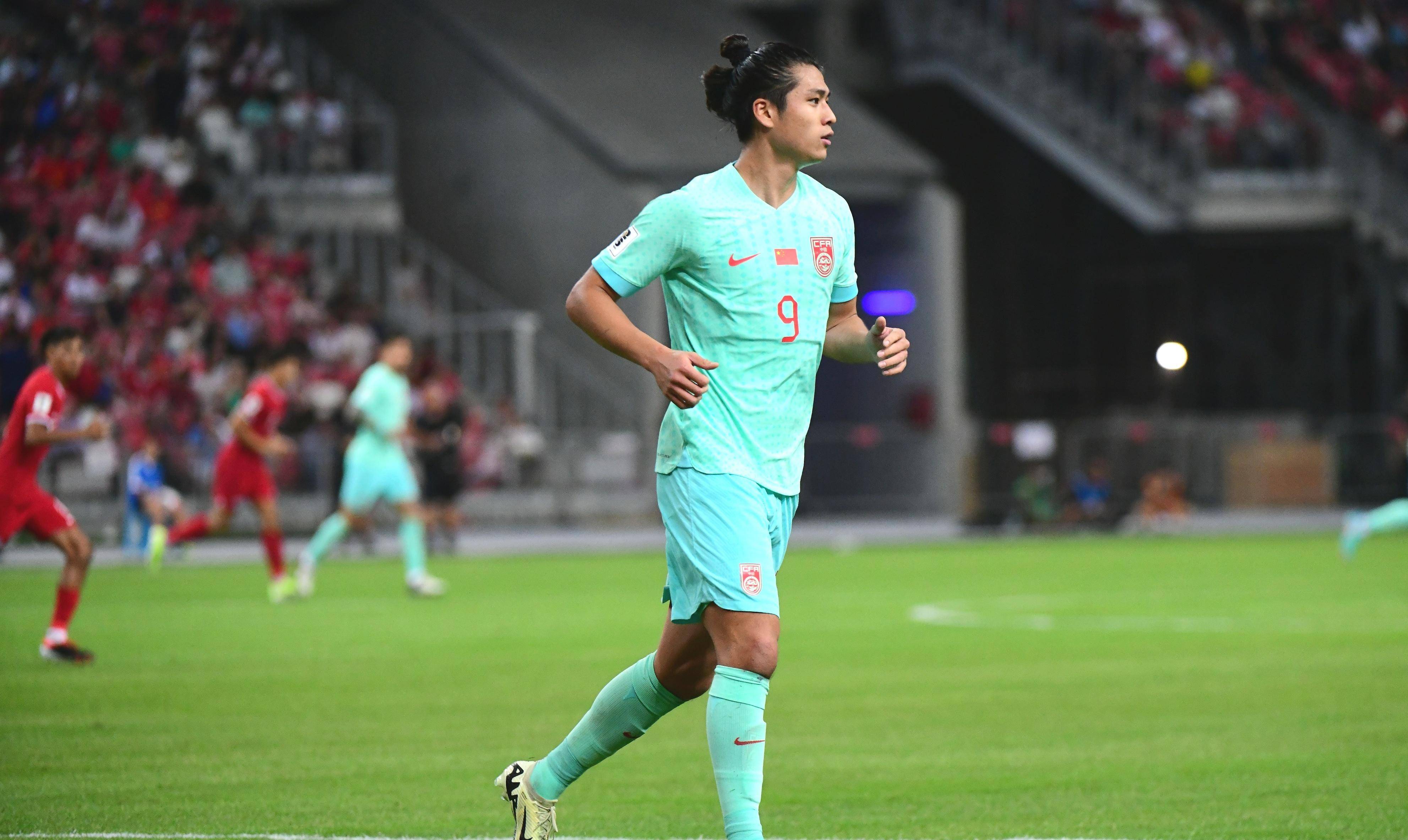 后防线有:刘洋,朱晨杰,蒋光泰,高振毅!中场四人组分别是:左路李元毅