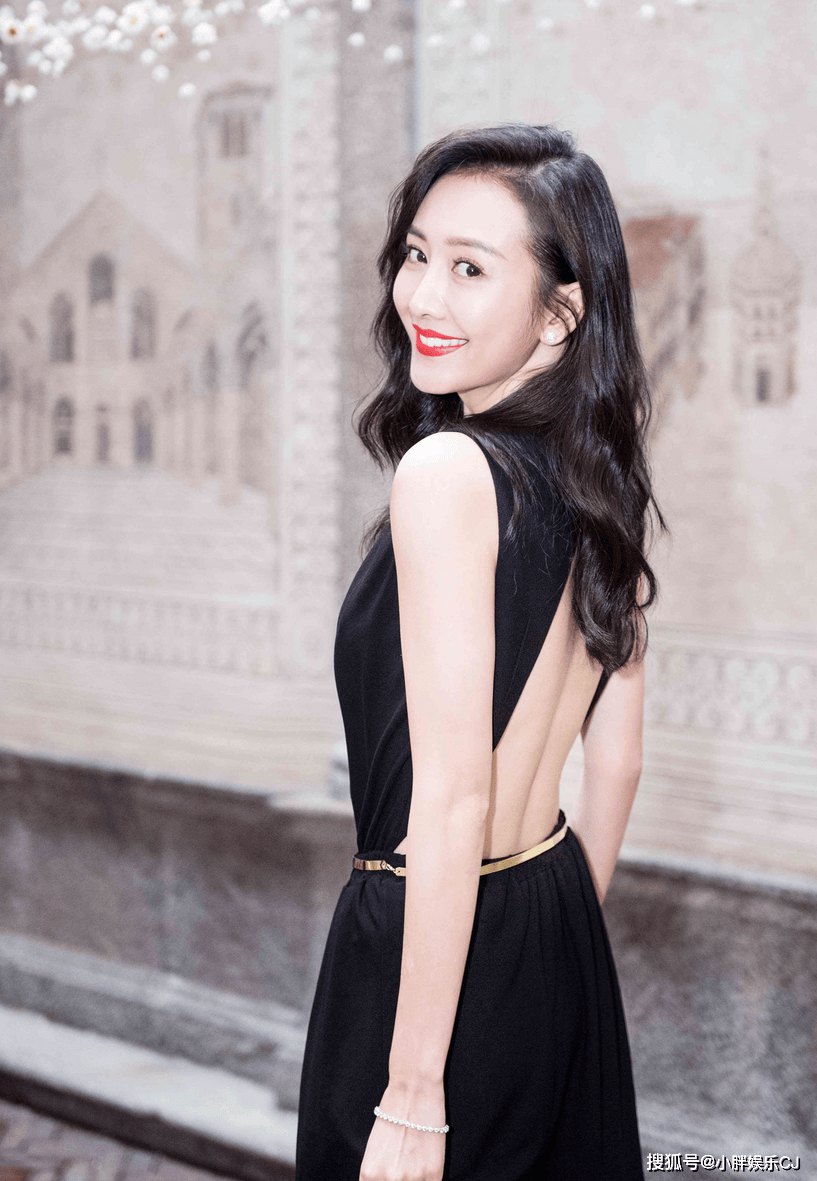 时隔半年,41岁王鸥复工,穿露脐包臀裙,腹部赘肉却惹__