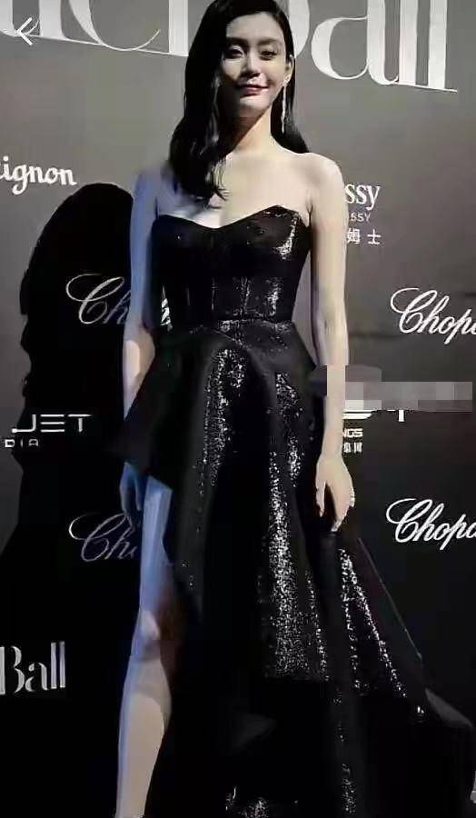 原创张艺谋娇妻一身十多万大牌高调亮相同场奚梦瑶穿礼裙竟勒出副乳