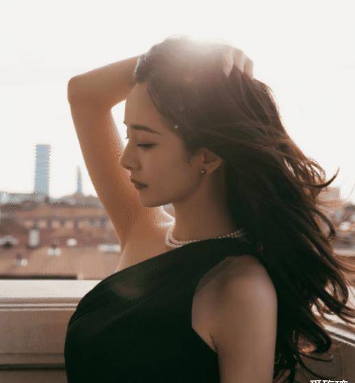 杨幂周杰伦十年前合影被扒青涩模样整没整容一目了然