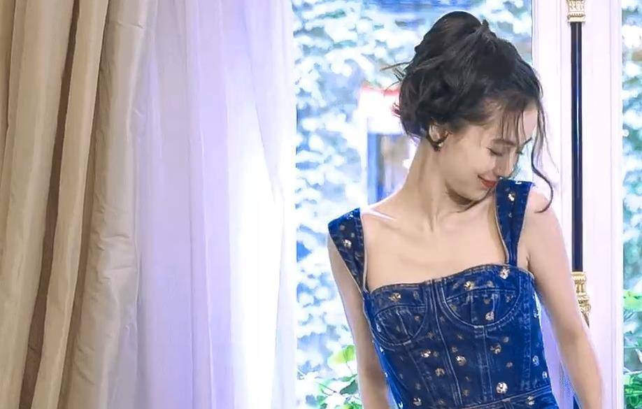 原创baby穿背带裤拍照看到肩带下落的那一刻我怕是眼花了吧