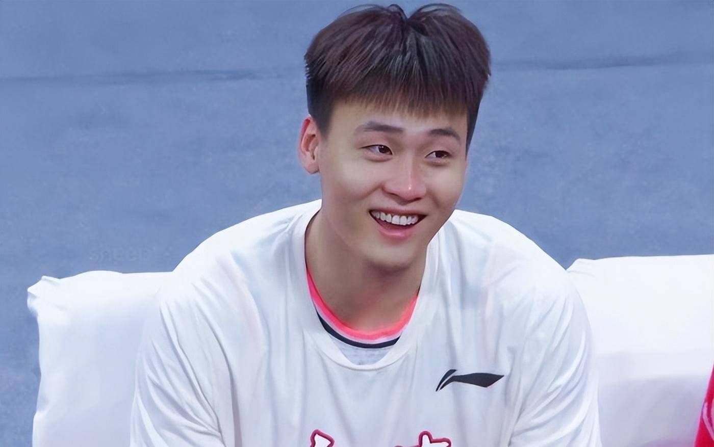 无缘顶薪胡明轩或拒绝续约周鹏乔帅矛盾曝光赵睿批评男篮