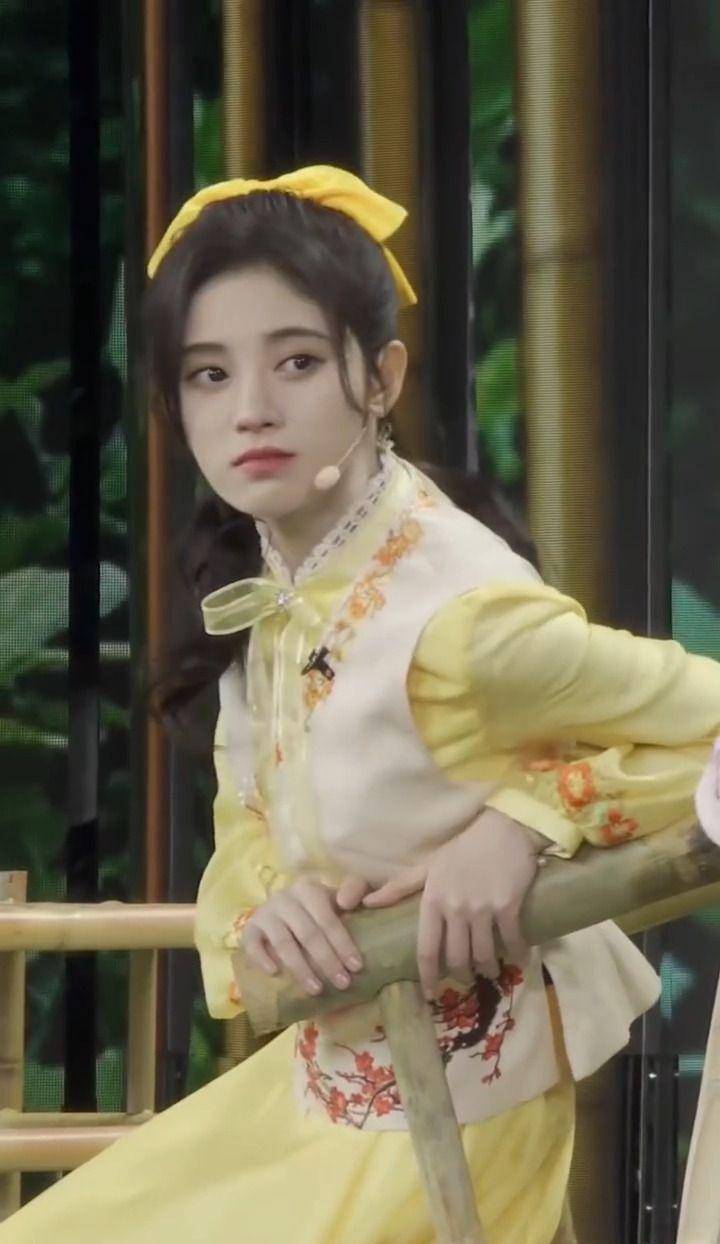 虽然鞠婧祎的节目是一个小品,并不是她所擅长的唱跳表演,但鞠婧祎的