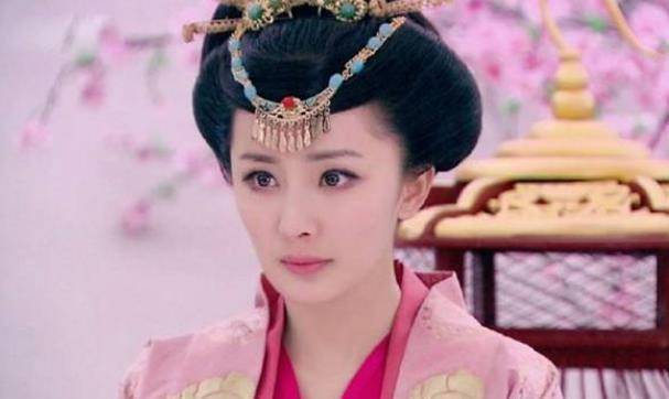 同样是于正出品的宫廷剧,还有《唐宫美人天下》,杨幂在剧中饰演的角色