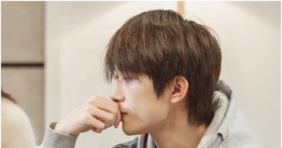 还给自己起了个可爱的头衔"易小名",千玺称自己在面对出镜中未知的