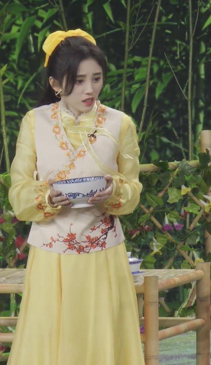 她也有准备一套喜庆的"全红"造型,不过导演为了让鞠婧祎在小品中所