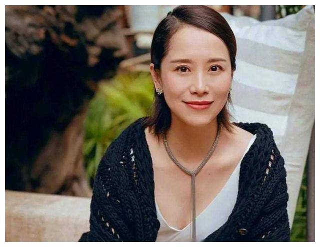 43岁董洁惊艳亮相,借科技逆龄,松弛感演绎优雅之美_表演_大姐_岁月