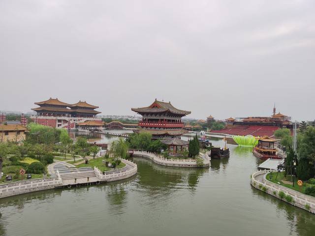 包含接送机,行程用餐,用车,2晚准四高端型酒店,景区门票都全部包含了.