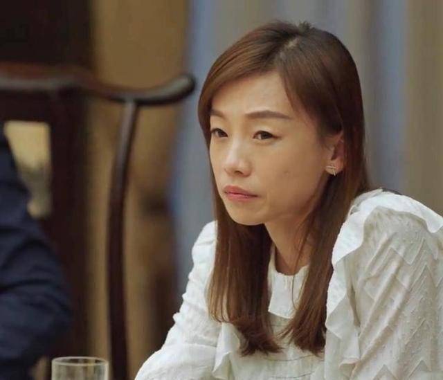 童文洁回家看到宋倩也是借着酒劲跟宋倩摊牌了,好不容易就你这么一个