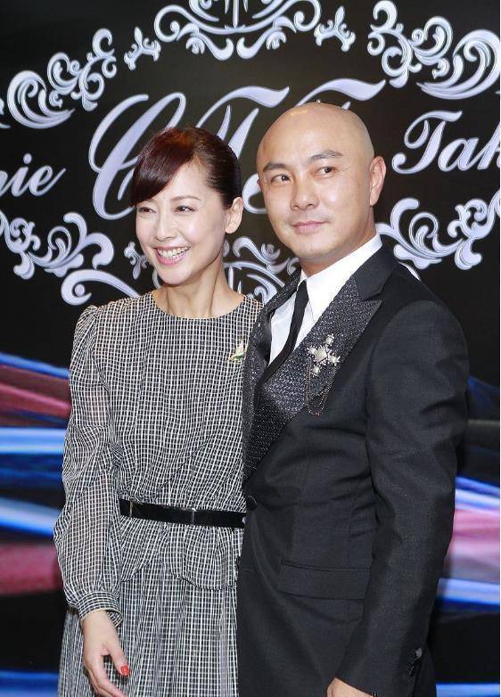 张卫健的老婆真挺会保养的虽然已经是中年人但依旧有颗少女心