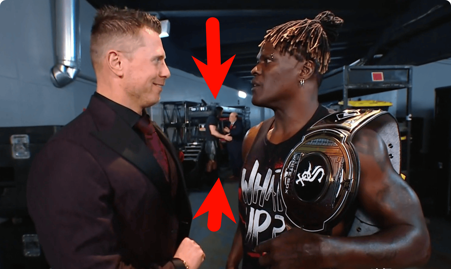 巨石强森暴揍科迪,鲜血涂抹腰带!朋克现身擂台,德鲁惨遭断头脚