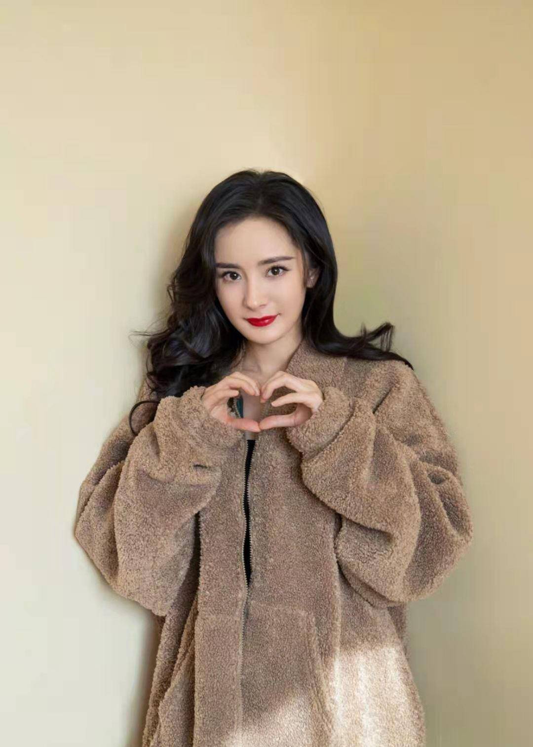 杨幂离开滤镜还是神颜吗最新视频吓到路人瞬间老了十岁