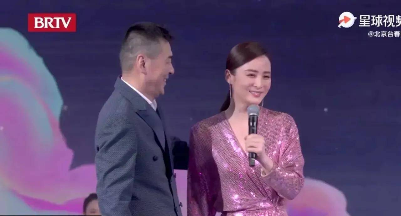 原创蒋勤勤夫妇罕秀恩爱穿性感礼服手拉手很害羞陈建斌发福似父辈