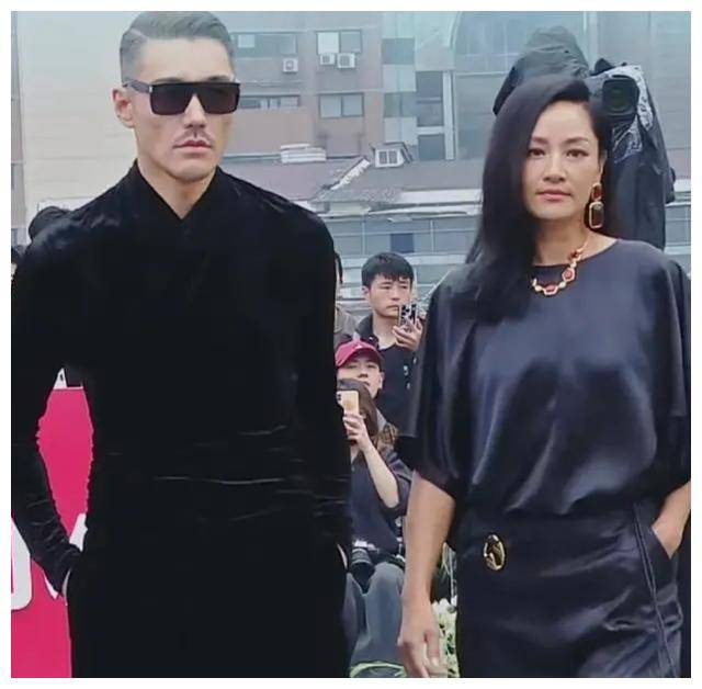 原创175cm高瞿颖携手189cm高胡兵炫酷走秀老夫老妻