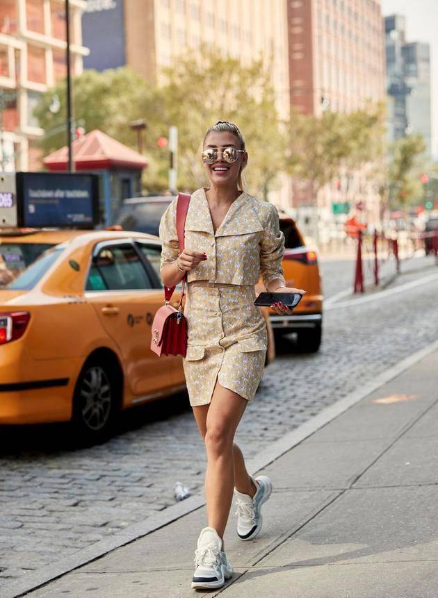 真被"铅笔裙"撩到了,get潮人搭配秘籍,这优雅时髦到骨子里