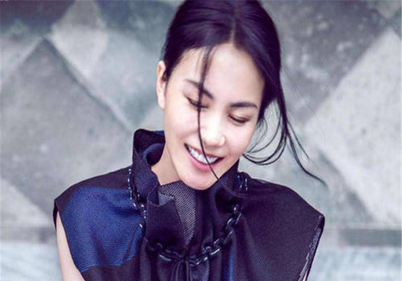 原创情变谢霆锋独自一人听路人唱歌尽显落寞王菲与小鲜肉频繁出行