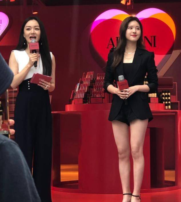 原创赵露思商场出席活动被路人照下无滤镜生图这双腿确定是微胖