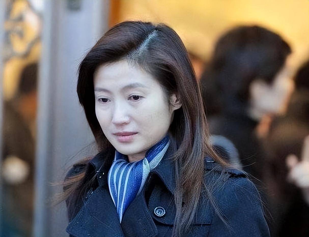 而看着神色中总有一丝惆怅的春妮,她的大学同学"月亮姐姐"起了做月老