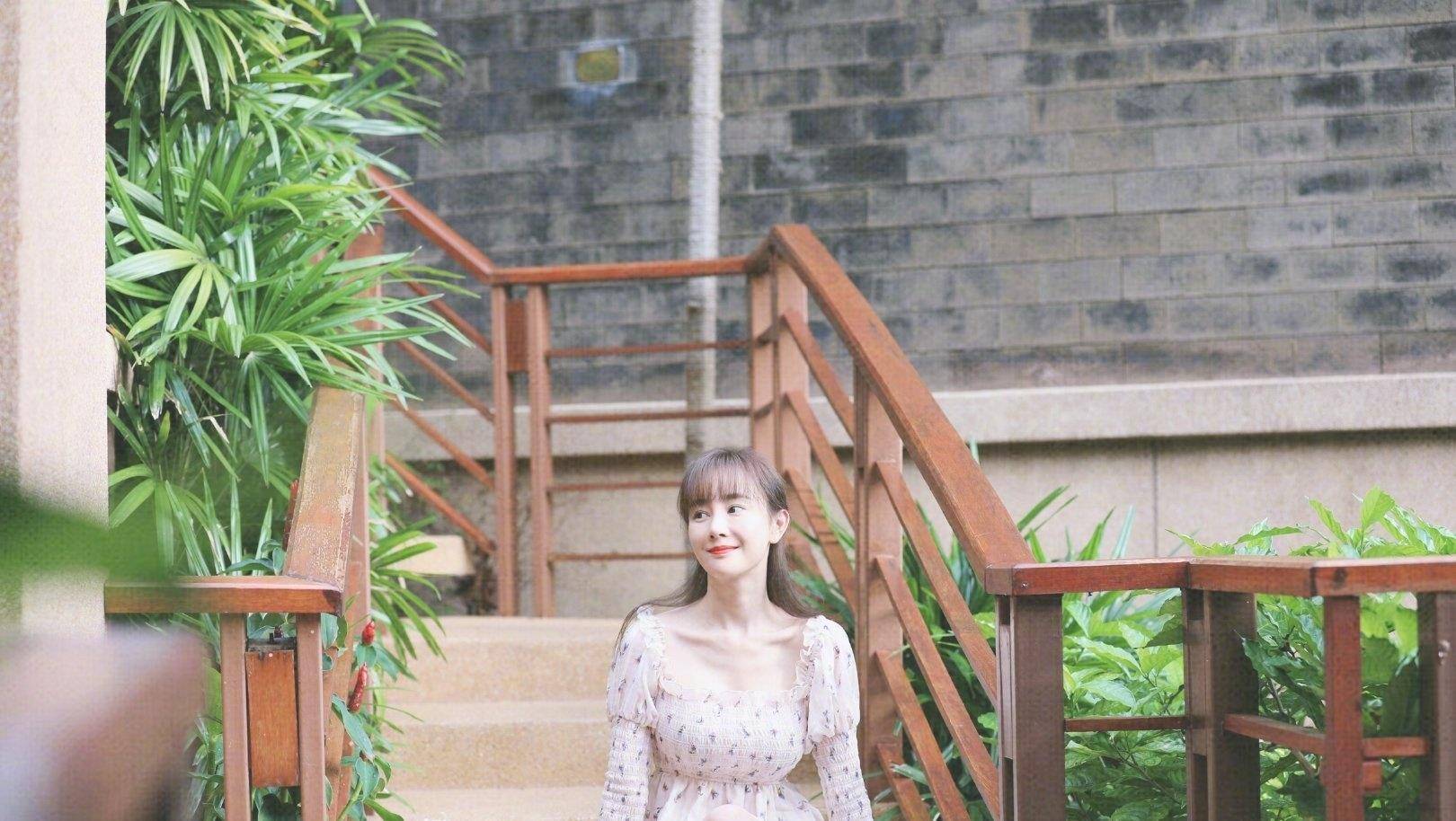 张檬这是被小五管住了吗穿方字领长裙还嫌不够还要配上一个小包遮掩一