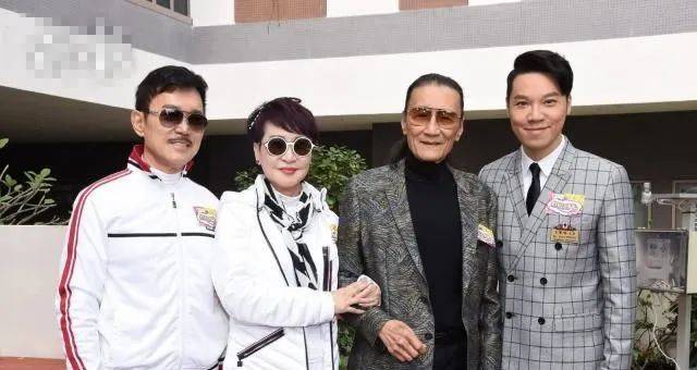 事实上,四哥谢贤一家四口的思想都非常开放,像谢贤和狄波拉离婚后仍