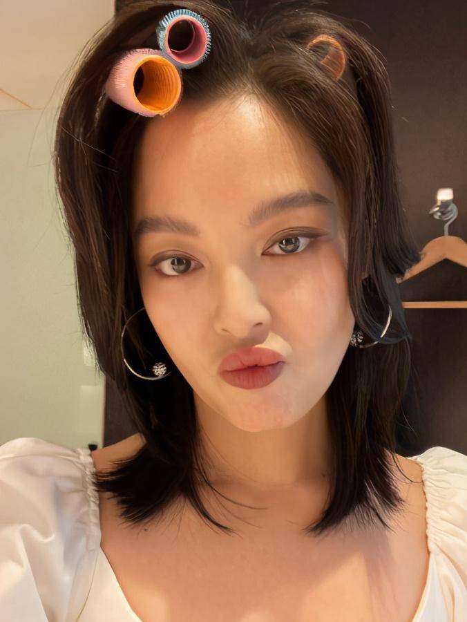 原创辛芷蕾胖上热搜后再晒素颜自拍予以正面回应这次是真瘦了