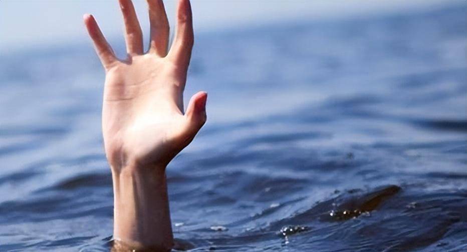 女孩们陷入的海沟足足有两米多深,韩兴博在水下将女孩们一个接一个