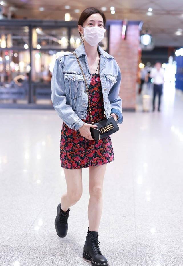 原创王丽坤对自己的颜值很自信素颜出门好清纯但碎花短裙却很妩媚