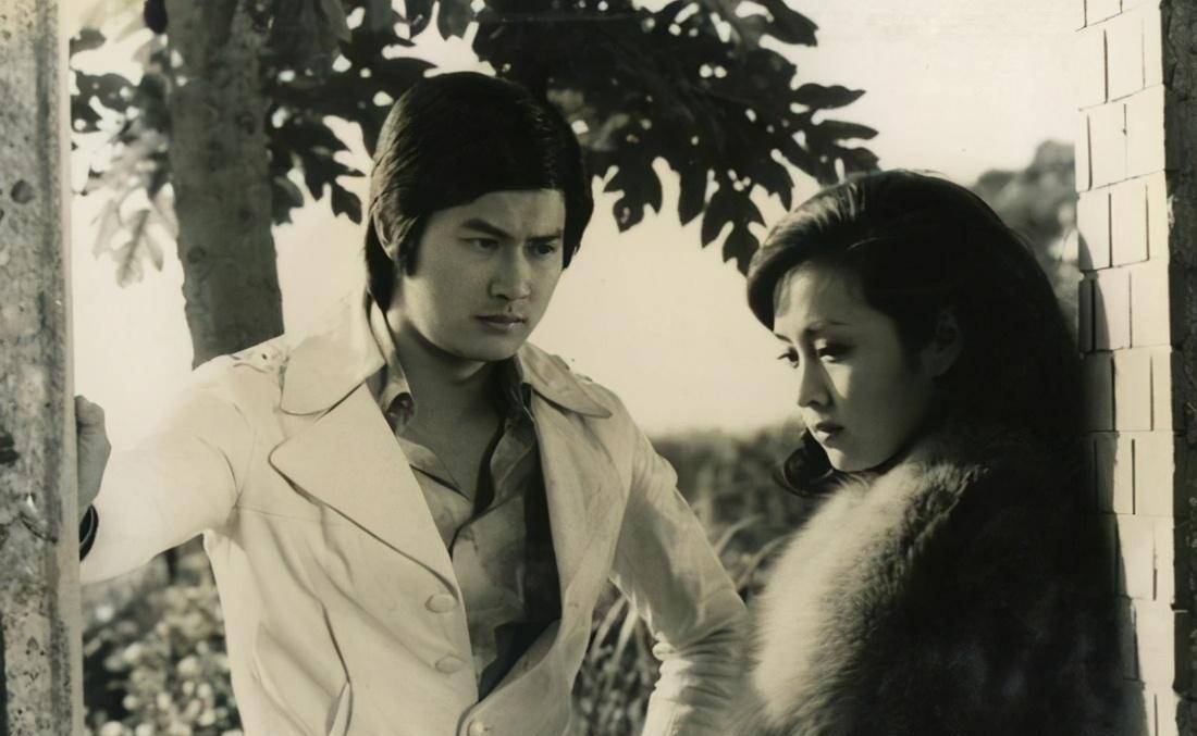 琼女郎甄珍谢贤的发妻因被人狂追而提出分手今后悔莫及