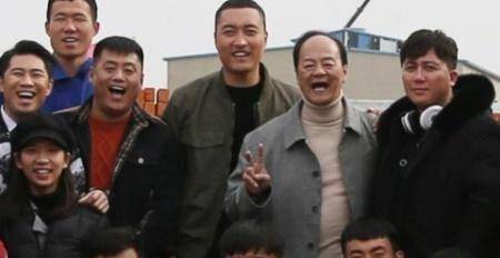 原创《乡村爱情11》杀青,赵本山罕见现身片场,面色红润精神饱满_网友