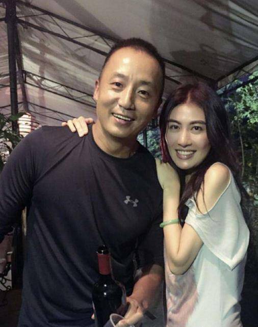 莫家尧还其实还有个明星姐姐就是王杰的第二任妻子莫绮雯,莫绮雯和