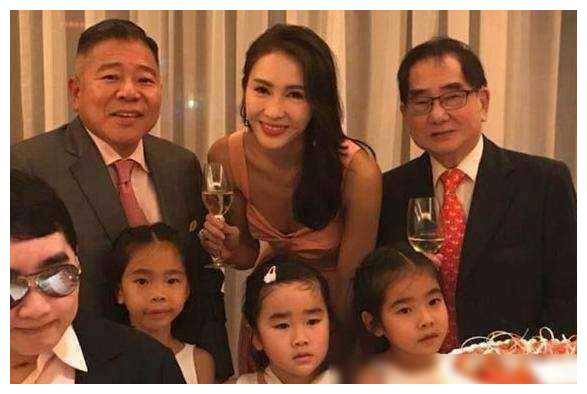 黎姿泡脚引女儿加入母女边泡边聊豪宅内景大揭秘