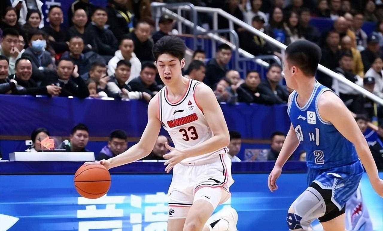 原创杜锋是他的舅舅以胡明轩为榜样广东队的这位新秀可谓是幸运无