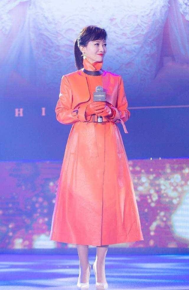 原创70岁雅芝也玩下半身失踪穿卫衣短裤超减龄高调秀大长腿