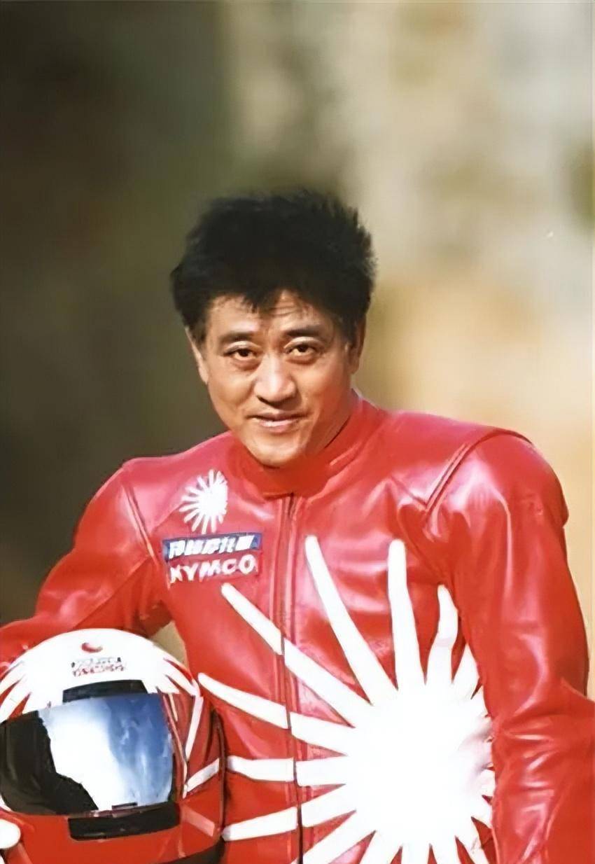 20年过去了,说要帮柯受良养妻儿的刘德华曾志伟,履行承诺了吗?