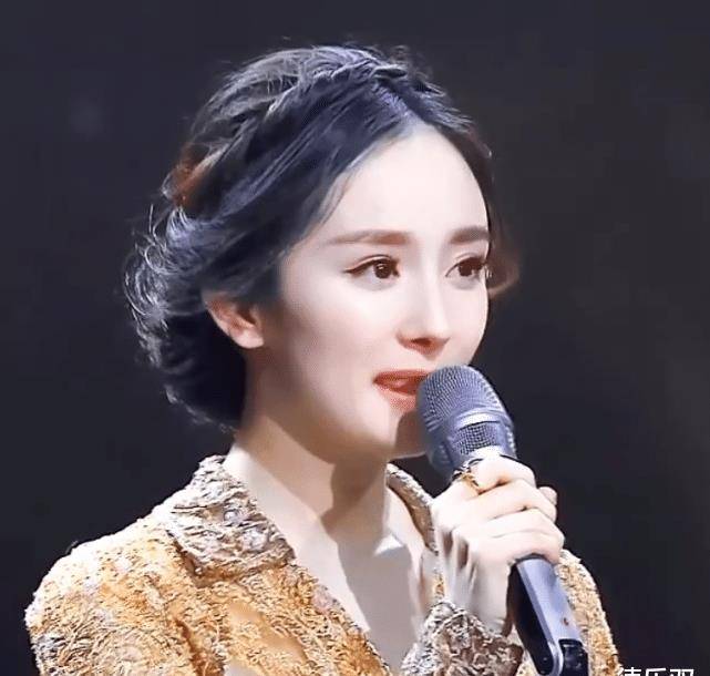 原创杨幂在台上满脸都是胶原蛋白看清台下才知打光有多重要