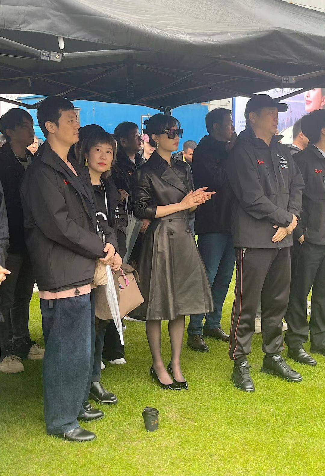 被黑丝美腿的孙俪惊艳凶相变福相甩打针脸几条街