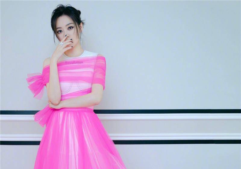 据了解,张靓颖的现任是在张靓颖与冯轲结婚当天,婚礼中的一名伴郎