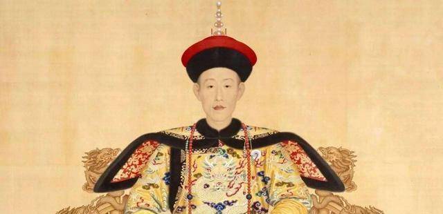 此人自称乾隆七世孙曾手戴传世扳指并公开穿龙袍祭祖