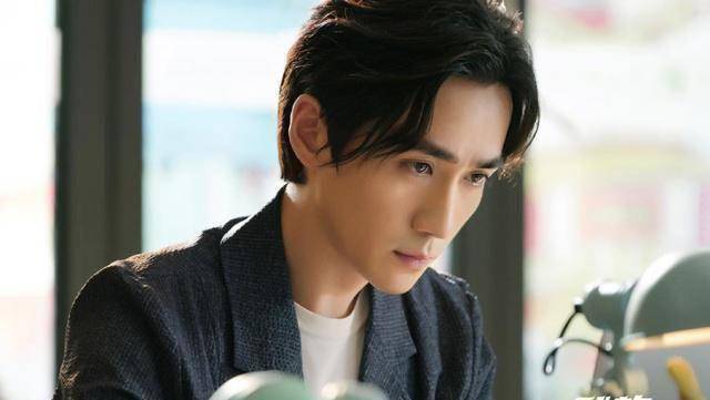 朱一龙在剧里饰演的是高冷寡言的国际知名室内设计师井然.