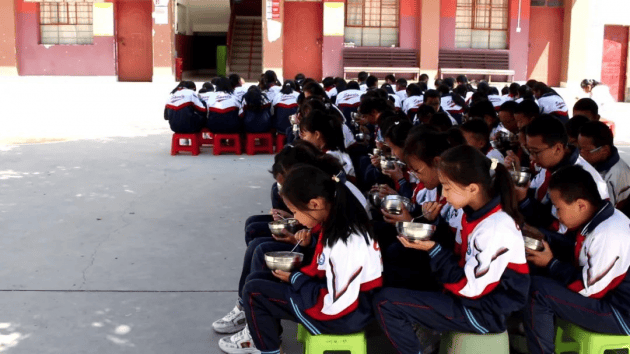 施甸县甸阳镇中心小学地处甸阳镇张家社区,距离施甸县城较近,有近700