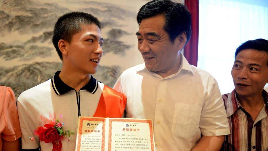 原创当年为救下全车人的2位高考生错过全国高考清华愿免考接收