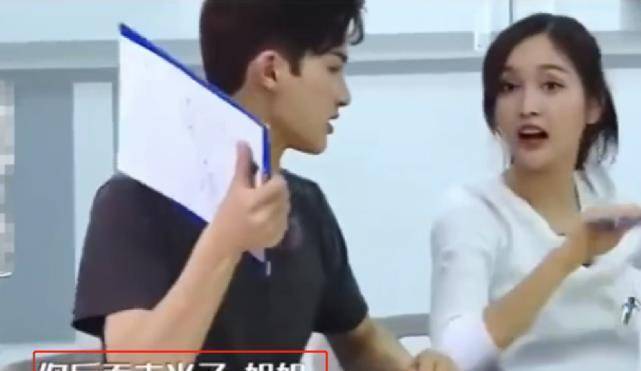 原创朱正廷帮吴宣仪整理衣服太亲昵谁注意到朱正廷怎么称呼吴宣仪一秒